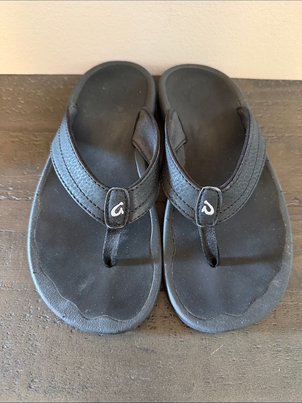 OluKai Black Flip Flop Sandals W6
